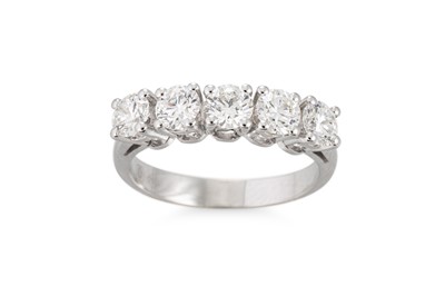 Lot 308 - A FIVE STONE DIAMOND RING, the brilliant cut...