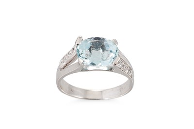 Lot 309 - AN AQUAMARINE AND DIAMOND RING, the oval...