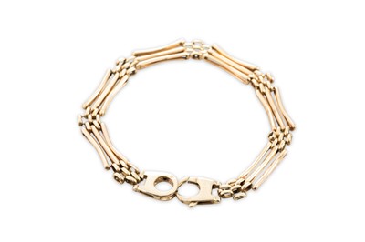 Lot 390 - A 9CT YELLOW GOLD THREE BAR GATE BRACELET, ca...