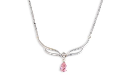 Lot 9 - A 9CT WHITE GOLD NECKLACE, to central stone...