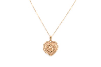 Lot 422 - A 9CT YELLOW GOLD HEART SHAPED LOCKET, to a...