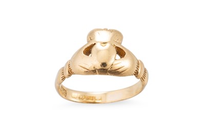 Lot 423 - A VINTAGE 18CT YELLOW GOLD CLADDAGH RING,...