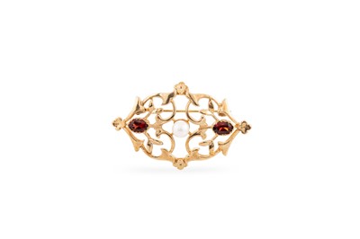 Lot 425 - A 9CT GOLD, GARNET & CULTURED PEARL SET BROOCH,...
