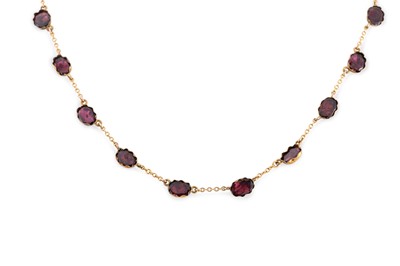 Lot 426 - A VINTAGE GARNET NECKLACE, foiled back stones,...