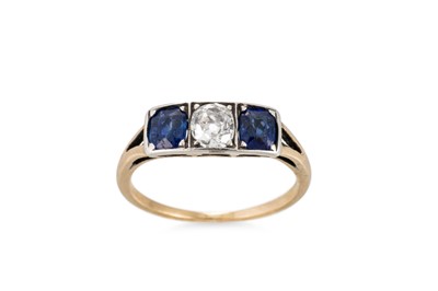 Lot 179 - AN ANTIQUE DIAMOND AND SAPPHIRE THREE STONE...