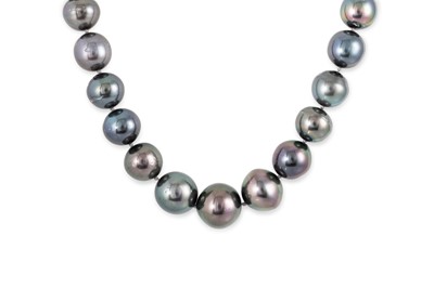 Lot 180 - A GREY PEARL NECKLACE, to an 18ct white gold...