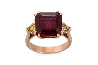 Lot 184 - A TOURMALINE AND YELLOW SAPPHIRE RING, the...
