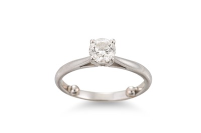 Lot 43 - A DIAMOND SOLITAIRE RING, the round brilliant...