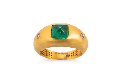 Lot 405 - AN EMERALD AND DIAMOND RING, the sugar loaf...