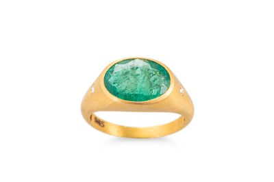 Lot 195 - AN EMERALD AND DIAMOND RING, the oval emerald...