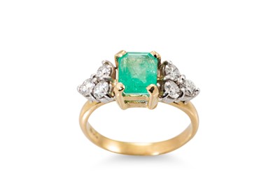 Lot 155 - AN EMERALD AND DIAMOND CLUSTER RING, the...