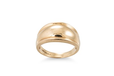 Lot 159 - A 14CT YELLOW GOLD BOMBÉ RING, of shaped form,...