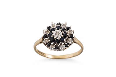Lot 38 - A DIAMOND AND SAPPHIRE CLUSTER RING, the round...