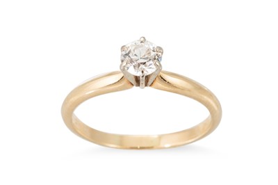 Lot 256 - A DIAMOND SOLITAIRE RING, mounted in 9ct...