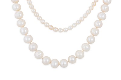 Lot 258 - A CULTURED PEARL NECKLACE, with 14ct yellow...