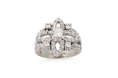 Lot 260 - A DIAMOND CLUSTER RING, the round brilliant...