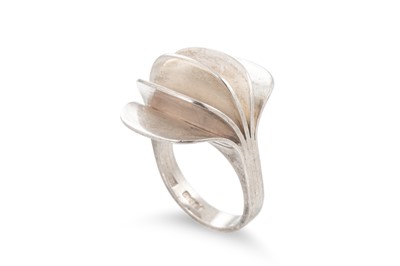 Lot 123 - A SILVER RUDOLF HELTZEL IRISH SILVER FAN RING,...