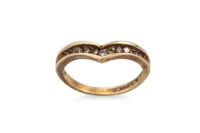 Lot 91 - A DIAMOND SET WISHBONE SHAPED RING, the round...