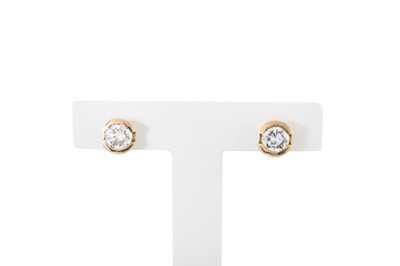 Lot 224 - A PAIR OF DIAMOND STUD EARRINGS, the brilliant...