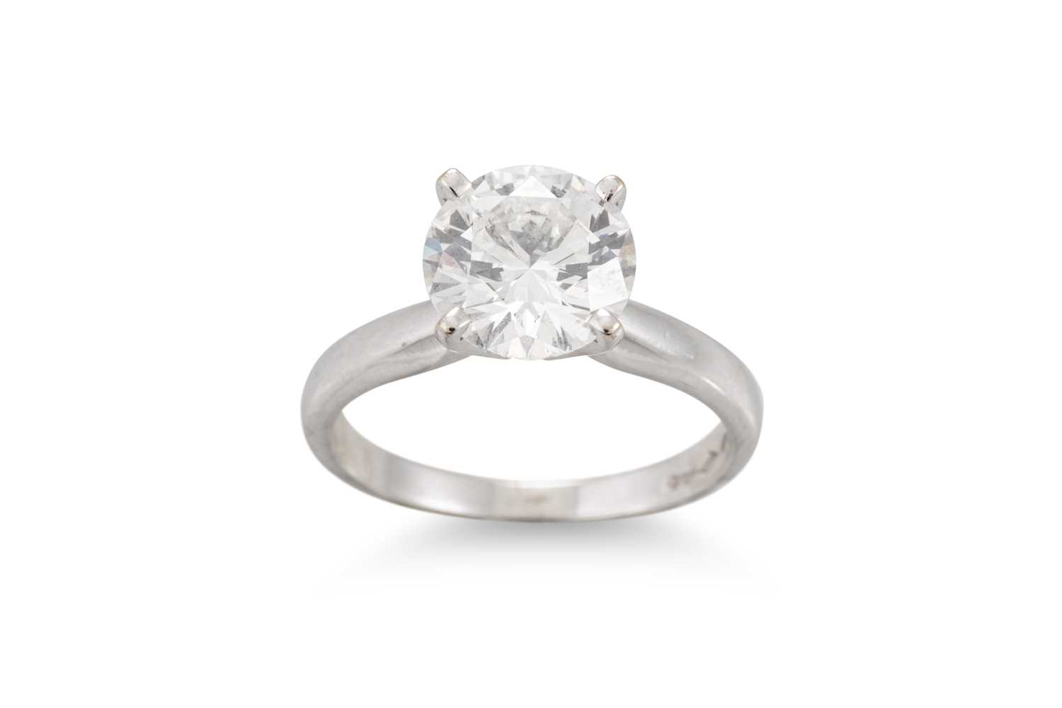 Lot 326 - A DIAMOND SOLITAIRE RING, the brilliant cut...