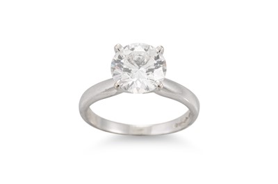 Lot 326 - A DIAMOND SOLITAIRE RING, the brilliant cut...