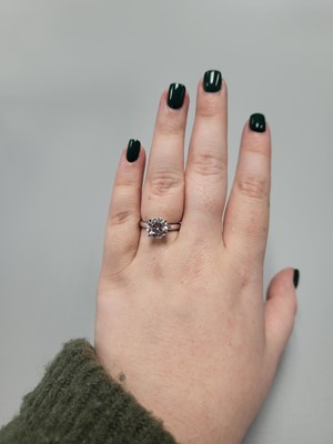 Lot 326 - A DIAMOND SOLITAIRE RING, the brilliant cut...