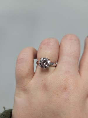 Lot 326 - A DIAMOND SOLITAIRE RING, the brilliant cut...
