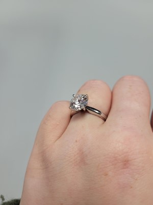 Lot 326 - A DIAMOND SOLITAIRE RING, the brilliant cut...