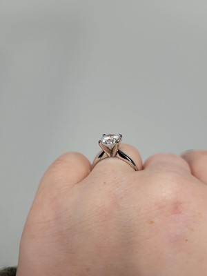 Lot 326 - A DIAMOND SOLITAIRE RING, the brilliant cut...
