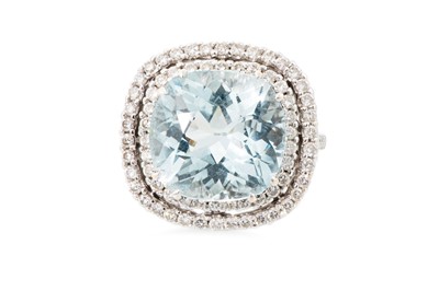 Lot 276 - AN AQUAMARINE AND DIAMOND CLUSTER RING, the...