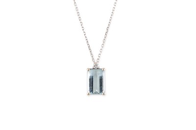 Lot 54 - AN AQUAMARINE AND DIAMOND PENDANT, the emerald...