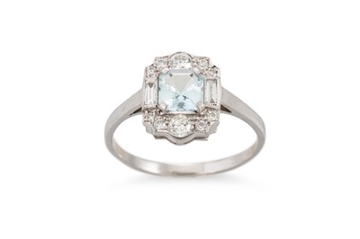 Lot 55 - AN AQUAMARINE AND DIAMOND CLUSTER RING, the...