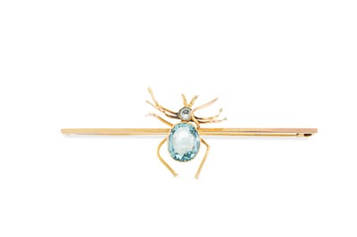 Lot 32 - AN ANTIQUE AQUAMARINE SET BROOCH, in the form...