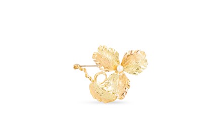 Lot 36 - A GOLD VINTAGE BROOCH, in the form of a leaf,...