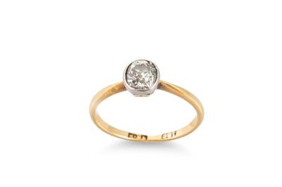 Lot 148 - AN ANTIQUE DIAMOND SOLITAIRE RING, the old cut...
