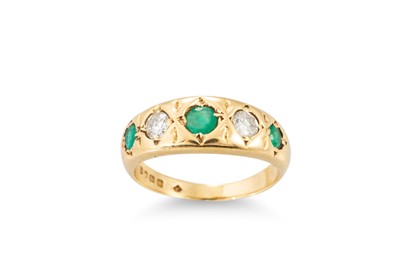 Lot 192 - A DIAMOND AND EMERALD FIVE STONE RING, mounted...