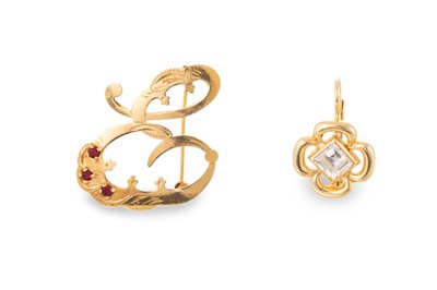 Lot 222 - AN 18CT STONE SET BROOCH, in the shape of 'E'...