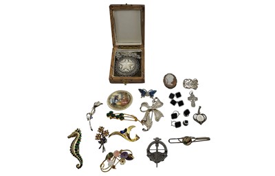 Lot 214 - A MISCELLANEOUS COLLECTION OF ITEMS TO INCLUDE:...
