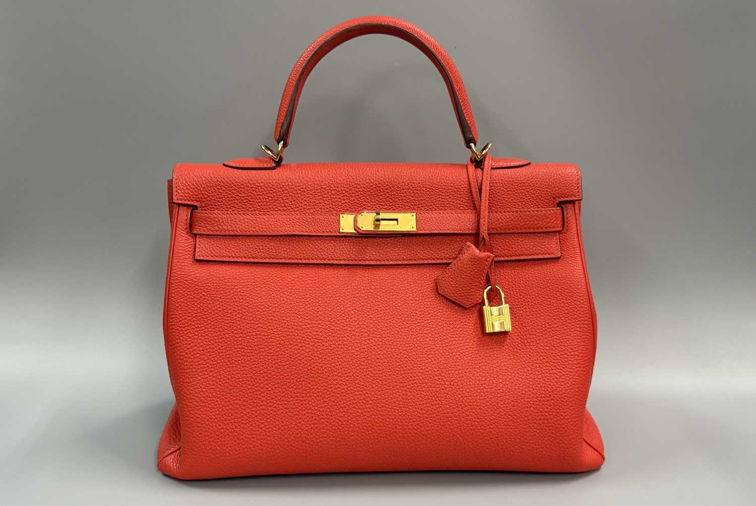 Lot A HERMÉS KELLY II RETOURNE 35 HANDBAG,...