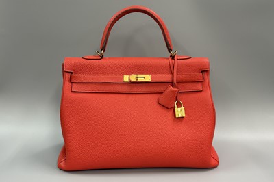 Lot A HERMÉS KELLY II RETOURNE 35 HANDBAG,...