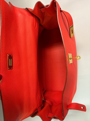 Lot 466 - AN HERMÉS KELLY II RETOURNE 35 HANDBAG,...