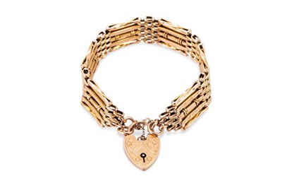 Lot 33 - AN ANTIQUE GOLD GATE BRACELET, with padlock...