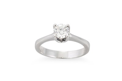 Lot 46 - A DIAMOND SOLITAIRE RING, the round brilliant...