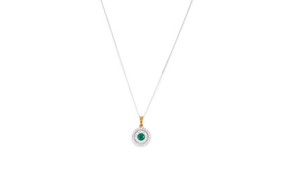 Lot 54 - A DIAMOND AND EMERALD TARGET CLUSTER PENDANT,...