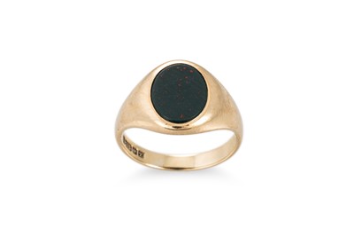 Lot 310 - A 9CT GOLD SIGNET RING