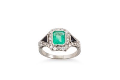 Lot 230 - AN EMERALD, ONYX AND DIAMOND CLUSTER RING,...