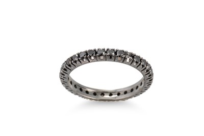 Lot 367 - A BLACK DIAMOND FULL ETERNITY BAND, mounted in...
