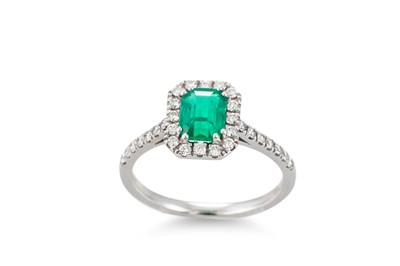 Lot 292 - A DIAMOND AND EMERALD CLUSTER RING, the...