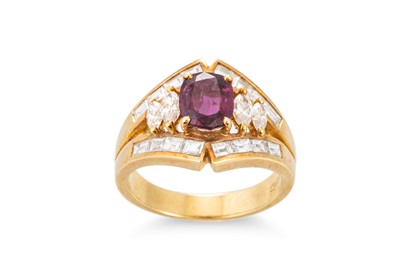 Lot 294 - A RUBY AND DIAMOND SET CLUSTER RING, the oval...