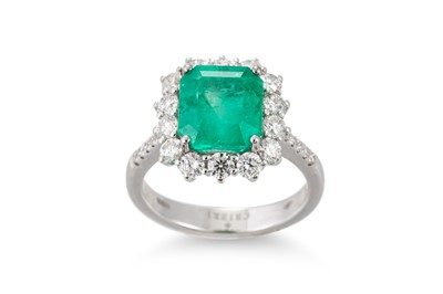 Lot 383 - AN EMERALD AND DIAMOND SET CLUSTER RING, the...